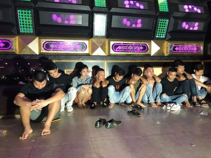 Bắt quả tang 10 đối tượng tổ chức sinh nhật bằng ma túy tại quán karaoke: Ngày 27/3, công an huyện Minh Hóa, tỉnh Quảng Ninh vào vào kiểm tra quán karaoke Diện Hương (thôn 1 Thanh Long, thị trấn Quy Đạt, huyện Minh Hóa) bắt quả tang 10 đối tượng (9 nam, 1 nữ) đang có hành vi tàng trữ, sử dụng trái phép chất ma túy tại phòng số 1 của quán. (Ảnh: Nld)