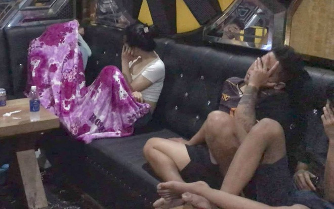 34 người dương tính ma túy trong phòng karaoke ở Tiền Giang: Rạng sáng 12/1, công an huyện Châu Thành, tỉnh Tiền Giang kiểm tra cơ sở karaoke Tường Vy và Phi Hùng 2, phát hiện hàng chục thanh niên nam nữ có biểu hiện sử dụng ma túy. (Ảnh: Zing)