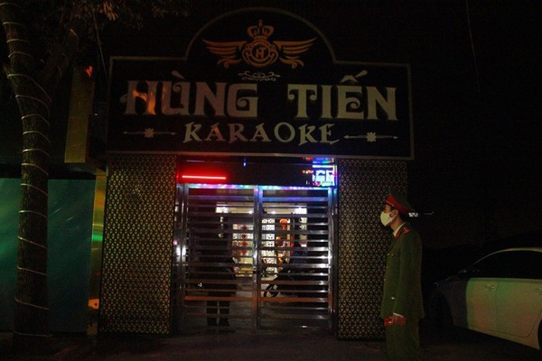 Cam kết tạm dừng hoạt động, quán karaoke ở Hải Phòng điều chân dài phục vụ khách: Ngày 21/3, Phòng PC06, công an TP Hải Phòng phối hợp với công an huyện An Dương tối qua kiểm tra đột xuất quán karaoke Hùng Tiến (xã Đặng Cương) do ông Phùng Thế Hùng (SN 1982, người địa phương) làm chủ. (Ảnh: Vietnamnet)