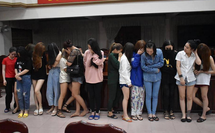 30 thanh niên dương tính chất ma túy trong quán karaoke: khoảng 1h30 sáng 4/3, công an TP Đông Hà, tỉnh Quảng Trị kiểm tra quán karaoke Duyên Hải ở số 50, đường Bùi Thị Xuân, TP Đông Hà phát hiện một nhóm thanh niên đang tụ tập trong các phòng hát. (Ảnh: VOV)