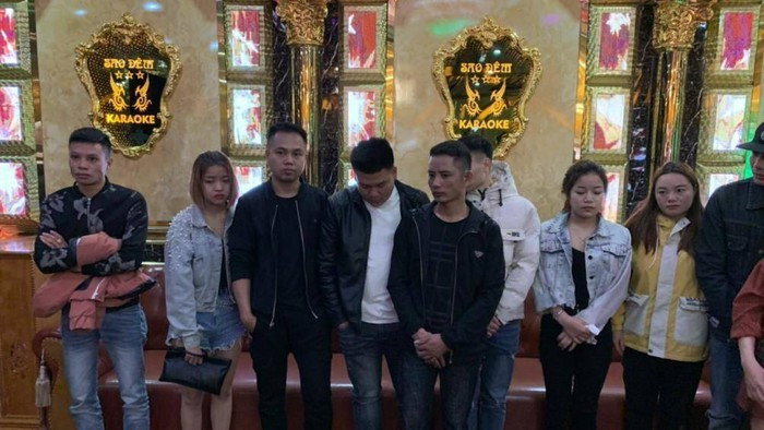 … tại phòng hát có 01 đĩa sứ (trên mặt đĩa có 01 thẻ nhựa), dưới nền của phòng hát có 01 túi nilon bên trong là tinh thể màu trắng. Sau khi đưa về trụ sở và test nhanh ma túy cả 16 người có kết quả dương tính với ma túy. (Ảnh: Baogiaothong)