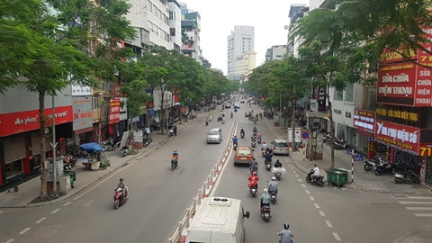 Ghi nhận trên phố Thái Hà, đường phố vẫn tập nập giao thông qua lại. Nhiều cửa hàng vẫn đông đúc người ra vào.