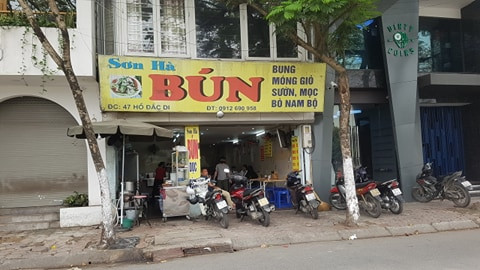 Quán bún tại đây khách ra vào vẫn tấp nập.