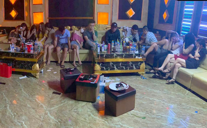 Tại thời điểm kiểm tra quán karaoke My Fiend, lực lượng chức năng đã phát hiện 76 người (51 nam, 25 nữ) đang bay lắc và có biểu hiện sử dụng trái phép chất ma túy. (Ảnh: Vnexpress)
