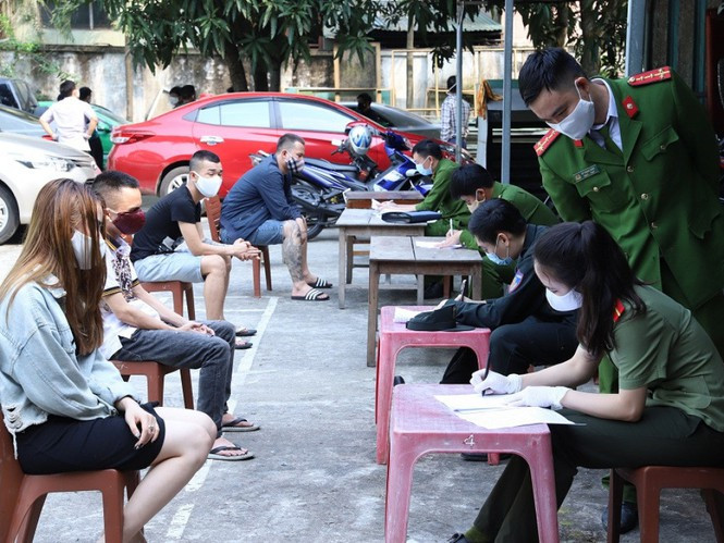 Hiện, vụ việc đang được cơ quan chức năng điều tra, làm rõ. (Ảnh: CAHT) Tạm giữ hơn 30 nam nữ nghi sử dụng ma tuý trong quán karaoke.(Nguồn: KÊNH VTC14)