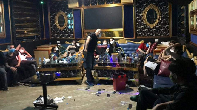 Do đề phòng dịch Covid-19, lực lượng chức năng đã phong tỏa quán karaoke My Fiend thành nơi cách ly nhóm người này. (Ảnh: Thanhnien)
