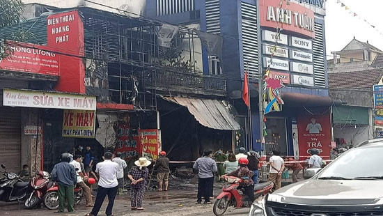 Tuy nhiên, do cửa hàng sửa chữa, làm lốp, kinh doanh thiết bị ô tô này có nhiều vật dụng dễ cháy, như săm lốp, bình ắc quy, đồ nhựa... làm ngọn lửa lan nhanh và bao trùm lớn gây khó khăn cho công tác dập lửa. (Ảnh: Congly)