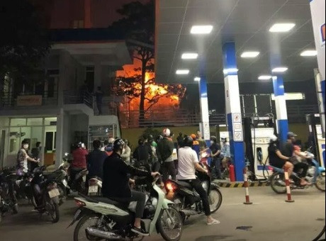 Căn nhà 3 tầng đang cháy gần một trạm xăng.