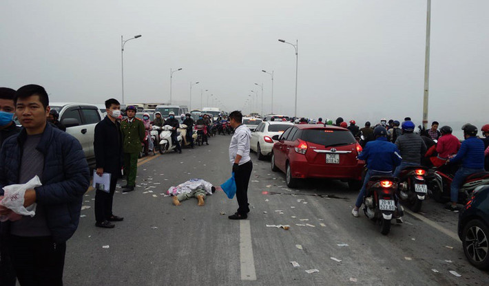 Trước đó, giữa tháng 3/2020 Cục Cảnh sát giao thông (Bộ Công an) đã ra quân tăng cường tuần tra, kiểm soát và xử lý vi phạm, bảo đảm trật tự an toàn giao thông, trật tự xã hội. (Hiện trường tai nạn giao thông trên cầu Vĩnh Tuy vào sáng 6/3. Nguồn ảnh: Hanoimoi)