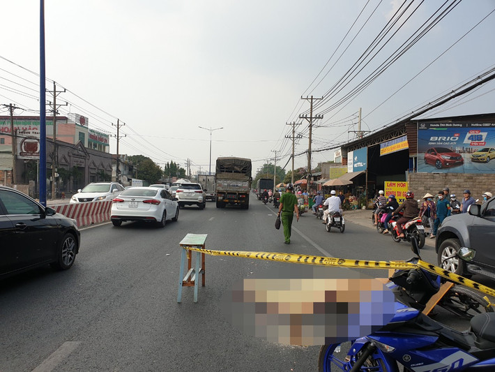 So với tháng 2/2020, tăng 31 vụ tai nạn giao thông, giảm 21 người tử vong, giảm 25 người bị thương. (Hiện trường xe tải cán một cô gái tử vong ở tỉnh Bình Dương vào ngày 10/3. Ảnh: Nguoiduatin)