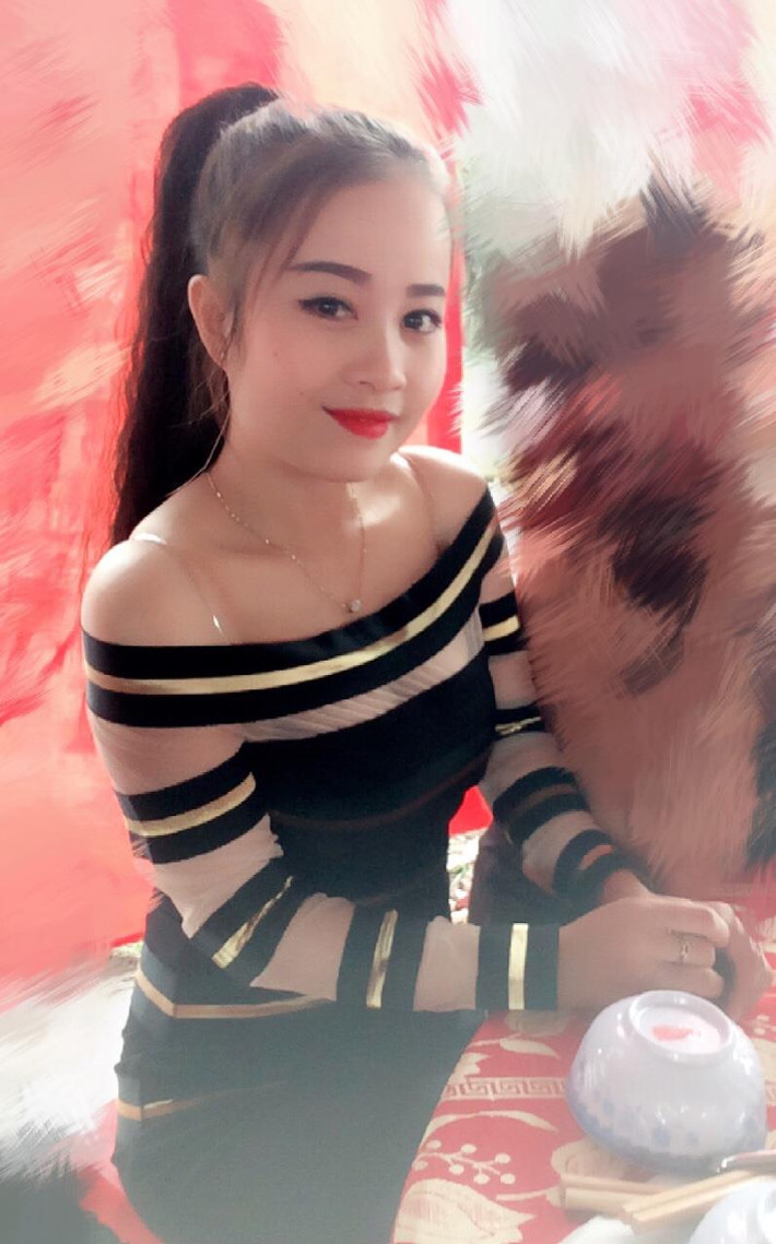 Theo cáo trạng, Sương lập gia đình khi chưa học hết cấp 3 nhưng sau đó ly hôn rồi một mình nuôi con nhỏ. Nhiều người biết đến khi cô bán hàng online nhờ ngoại hình xinh đẹp, cô thường xuyên ăn mặc sang chảnh đến tụ điểm ăn chơi và dính vào ma túy. (Ảnh: Nguoiduatin)