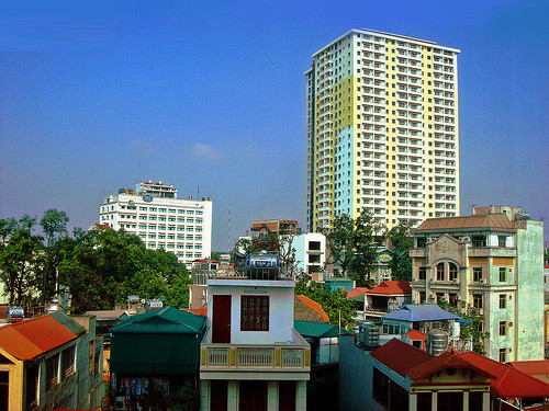 Chung cư 93 Lò Đúc (phường Phạm Đình Hổ, quận Hai Bà Trưng) của Công ty TNHH Khách sạn Kinh Đô: Được khởi công năm 2004, với quy mô gồm: 2 tầng hầm, 25 tầng căn hộ, 2 tầng kỹ thuật, tầng mái và tum thang. Năm 2006, chủ đầu tư xây dựng vượt tầng so với giấy phép được cấp. Ngoài ra, một số tầng kỹ thuật được chuyển thành căn hộ để bán. Việc xây dựng này bị các cơ quan chức năng nhiều lần xử phạt. Ảnh: Zing.