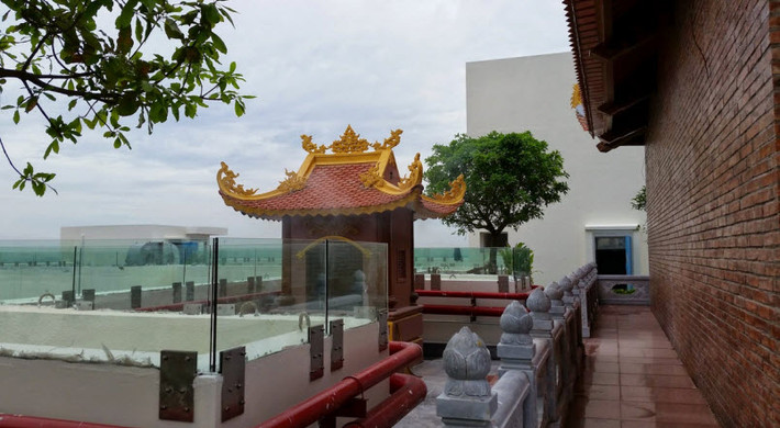 Điều đáng nói là cả hai hạng mục trên đều không nằm trong nội dung được cấp phép xây dựng. Sở Văn hóa, Thể thao và Du lịch Hà Nội cho biết, 2 công trình nói trên không có trong danh sách quản lý của Sở và cũng không được Sở chấp thuận cho xây dựng. Ảnh: Internet.