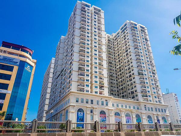 Đầu tiên là việc Sở Xây dựng Hà Nội chỉ đạo các cơ quan chức năng đình chỉ dự án do công trình xây dựng không phép vào tháng 2/2013. Dù vậy, đến tháng 4/2013, UBND thành phố Hà Nội đã đồng ý với đề xuất của các cơ quan chức năng về biện pháp giải quyết các hồ sơ, thủ tục liên quan đến dự án Hòa Bình Green City theo hướng tạm cấp trích lục bản đồ làm cơ sở cho việc cấp giấy phép xây dựng, tạo điều kiện để chủ đầu tư sớm triển khai hoạt động xây dựng. Ảnh: Tiền Phong.