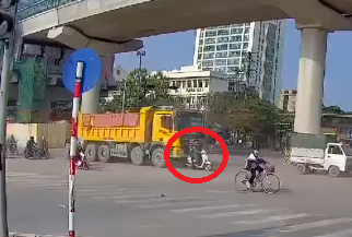 Thông tin ban đầu, khoảng 13h55 ngày 20/11, tại khu vực ngã 3 QL32 - tỉnh lộ 70A (gần Đại học Công nghiệp Hà Nội) phường Minh Khai, quận Bắc Từ Liêm đã xảy ra vụ tai nạn giữa xe tải mang BSK 29H-258.85 với một chiếc xe máy đi phía trước cùng chiều mang BKS 29X5-050.92. Trên xe có 2 ông cháu.