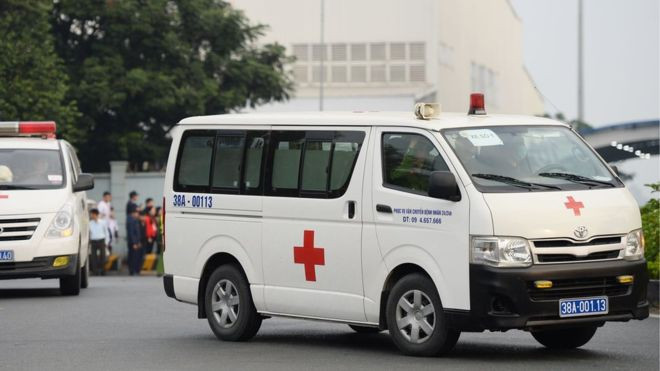 Sau khi làm thủ tục tiếp nhận thi thể người tử vong xong đoàn xe cưu thương đưa các thi thể vê địa phương nạn nhân để an táng. (Ảnh: AFP)