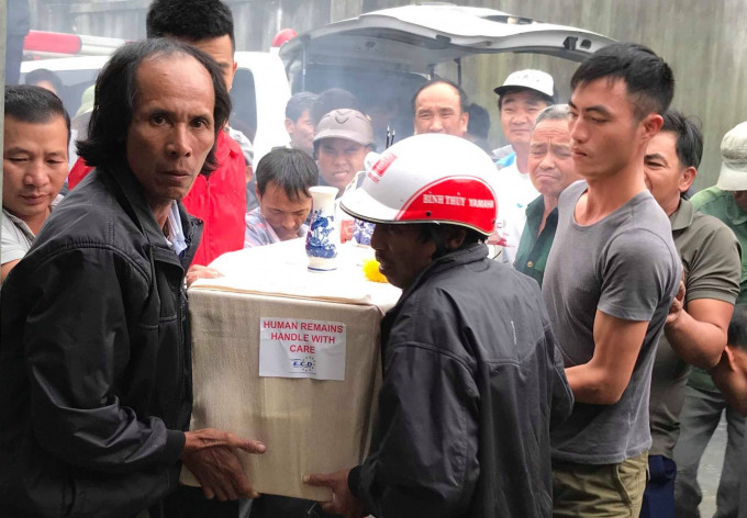 Gia đình nạn nhân đã tiếp nhận thi hài để mai táng theo phong tục địa phương. (Ảnh: Phapluatplus)