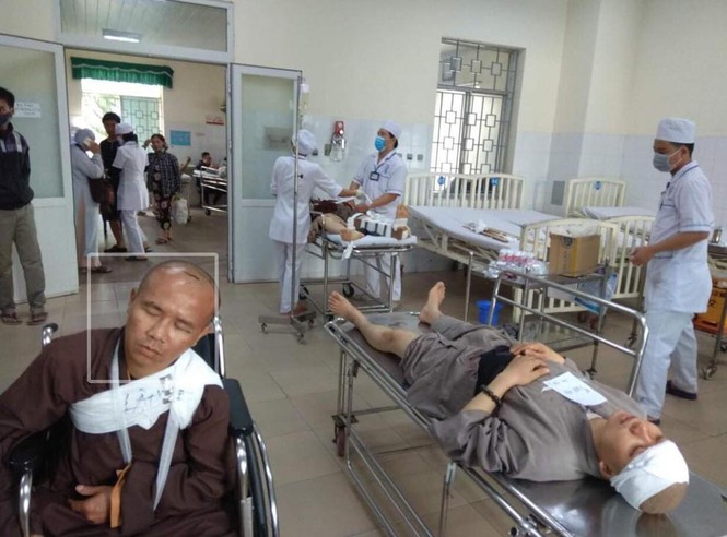 Được biết, xe khách 16 chỗ bị tai nạn có 12 hành khách là nhà sư, thuộc Giáo Hội Phật giáo Việt Nam tỉnh Bình Định. (Ảnh: Tienphong)
