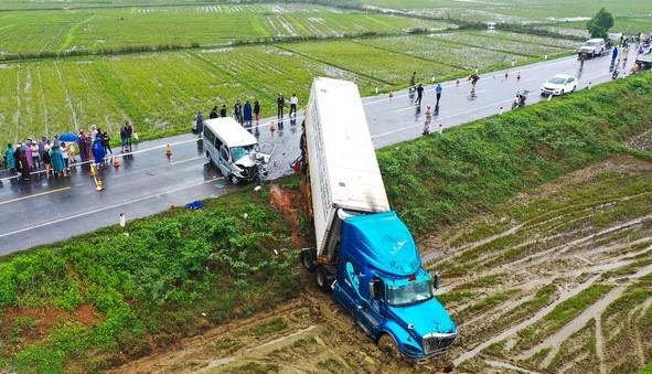 Hậu quả, vụ tai nạn khiến 2 người tử vong tại chỗ, 11 người bị thương nặng tất cả nạn nhân điều đi trên xe khách 16 chỗ.