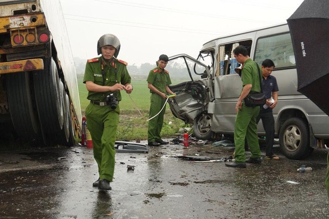 Hiện, nguyên nhân xảy ra vụ tai nạn khiến 2 người chết và nhiều người bị thương đang được cơ quan chức năng điều tra, làm rõ. (Ảnh: Tienphong) 70% nguyên nhân tai nạn giao thông do rượu, bia. (Nguồn: VTC)
