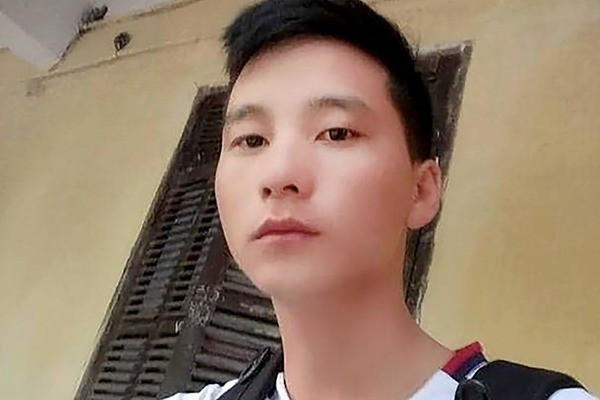 Tại phòng trọ bạn gái, Dông dùng dao tự đâm vào bụng tự tử không chết. Sau đó, Dông lên tầng 5 tòa nhà và nhảy lầu tự tử. Mặc dù được đưa đi cấp cứu nhưng Dông đã tử vong sau đó. (Ảnh: Danviet)