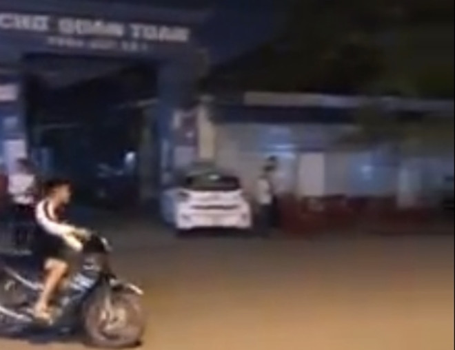Cùng thích một cô gái, hai nhóm thanh niên xảy ra hỗn chiến: Khoảng 21h ngày 21/11, tại phường Quán Toan, quận Hồng Bàng, Hải Phòng hai nhóm thanh niên lao vào đánh nhau. Sự việc xảy ra gây náo loạn cả khu phố khiến người dân sợ hãi chạy toán loạn. (Ảnh: Cand)