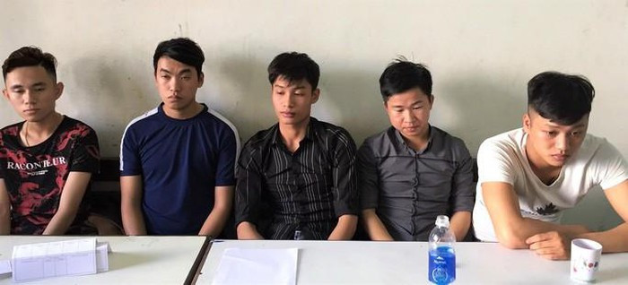 Chém nhau dã man để trả thù cho bạn gái bị sàm sỡ: Ngày 9/11, một nhóm thanh niên trong đó có 2 phụ nữ tên G. và Ph. (chưa rõ lai lịch) ngồi nhậu tại một quán nhậu ở phường Mỹ An, quận Ngũ Hành Sơn (TP Đà Nẵng). Tại đây, chị Ph. kể vừa bị thanh niên tên N.T.L (SN 2001, trú quận Hải Châu) sàm sỡ, chọc ghẹo khi đang đứng trước nhà vệ sinh. Sau đó, một nam thanh niên trong nhóm liền cầm ly bia qua bàn nhậu của N.T.L để hỏi chuyện, tiếp đó một nam cầm thẳng ly bia ném về phía nhóm của N.T.L. và cả hai nhóm đã xảy ra xô xát và nhóm L. đã bỏ chạy để rơi điện thoại. (Ảnh: Nld)
