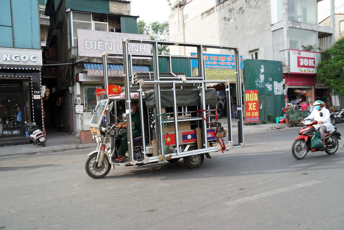 Cũng theo khảo sát của Sở GTVT Hà Nội, trong tổng số các xe ba bánh đang hoạt động trên địa bàn Thành phố thì 544 trường hợp (chiếm 41,34%) có nguyện vọng giữ lại phương tiện sử dụng; 93 trường hợp (chiếm 7,07%) có nguyện vọng chuyển đổi xe; 39 trường hợp (chiếm 2,96%) có nguyện vọng chuyển đổi nghề; 114 trường hợp (chiếm 9,04%) có nguyện vọng hỗ trợ việc làm; 12 trường hợp (chiếm 0,91%) có nguyện vọng hỗ trợ 1 lần, 395 trường hợp (chiếm 301,01%) có nhu cầu khác hoặc không nêu ý kiến nhu cầu cụ thể. (Ảnh: Baochinhphu)