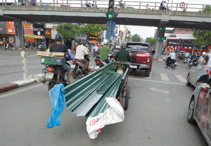 Theo Infonet, kết quả thống kê khảo sát của Sở Giao thông vận tải Hà Nội và liên ngành, đến nay, các xe 3 bánh đều là xe tự chế (tự sản xuất, lắp ráp). Có tổng số 1.316 người có hộ khẩu thường trú trên địa bàn hàng hóa (Trong đó có 964 thương binh; 103 bệnh binh; 249 người khuyết tật). (Ảnh: Baochinhphu)