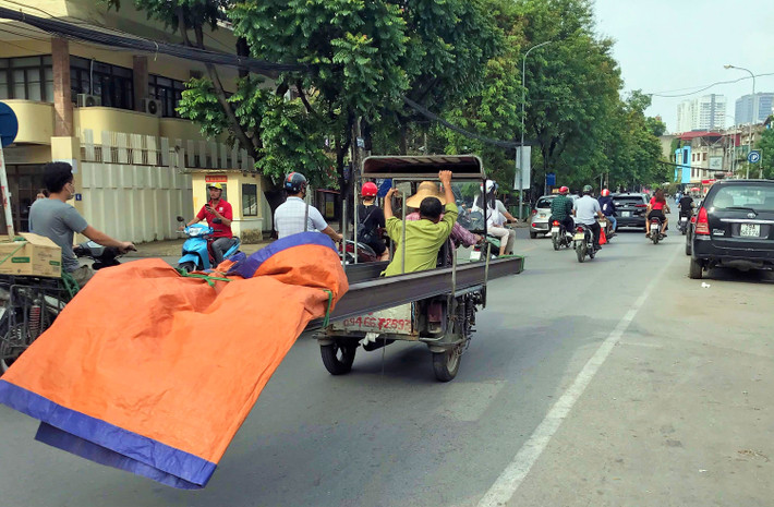 Sở cũng đã tham mưu UBND thành phố có văn bản gửi Thủ tướng đề xuất cho phép UBND thành phố cùng Bộ Tài chính, Bộ LĐ-TB&XH, Bộ Tư pháp nghiên cứu, xây dựng cơ chế chính sách hỗ trợ của nhà nước trong việc chuyển đổi phương tiện, việc làm đối với thương binh, bệnh binh, người khuyết tật đang sử dụng xe cơ giới ba bánh tự sản xuất, lắp ráp để kinh doanh vận chuyển hàng hóa trên địa bàn thành phố. (Ảnh: Baochinhphu)