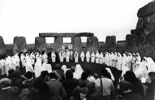2. Nhóm người biến mất tại Stonehenge sau khi bị sét đánh: Một nhóm hipper đã tổ chức một nghi lễ tại Stonehenge vào năm 1970, nhưng sau một cơn bão, họ biến mất một cách bí ẩn, không để lại dấu vết.