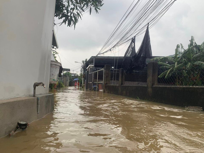 Trong khi đó, tại huyện Hòa Vang, một số đường làng cũng bị ngập sâu.