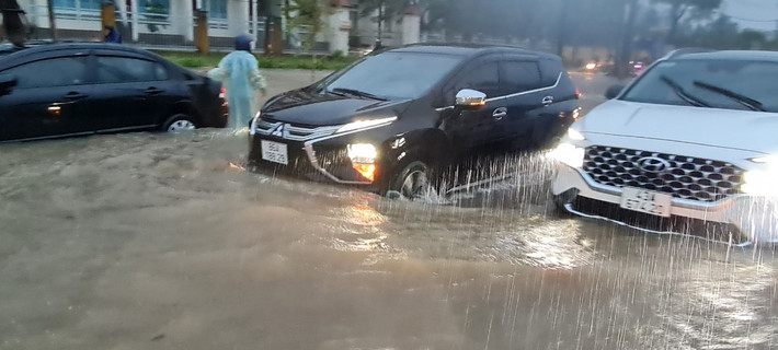 Nhiều ô tô gầm thấp bị chết máy.
