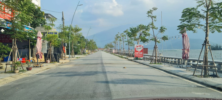 Đầm Lập An hay còn được biết đến với cái tên khác là đầm An Cư. Đầm nằm dưới chân đèo Phú Gia, ngay gần trục đường Quốc lộ 1A, đoạn đi qua thị trấn Lăng Cô, huyện Phú Lộc, tỉnh Thừa Thiên Huế.