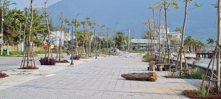 Chính vì vị trí địa lí cách xa trung tâm, nối giữa Huế và Đà Nẵng nên nơi đây vẫn mang đậm nét hoang sơ, bí ẩn đầy quyến rũ.