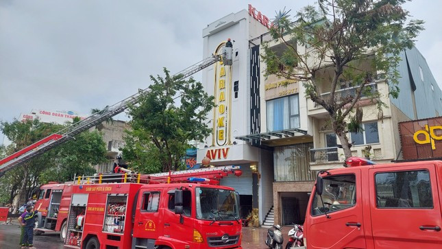 Theo thông tin ban đầu, nhân viên phát hiện phòng hát tại tầng 4 của quán có lửa và khói đen bốc lên nghi ngút.