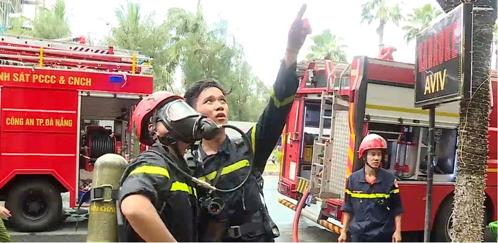 Nhận được tin báo, 4 xe chữa cháy và hàng chục cán bộ chiến sỹ đã được điều động đến hiện trường.