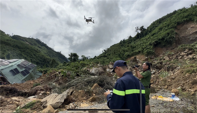 Flycam được các lực lượng chức năng sử dụng để hỗ trợ cho công cuộc tìm kiếm nạn nhân mất tích từ chiều tối 10/10.