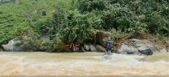 Đội người nhái lặn tìm kiếm xung quanh hai bên bờ suối và các điểm khả nghi.