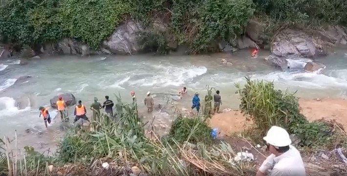 Ngoài ra, lực lượng cứu nạn cứu hộ với đội người nhái được huy động lặn xuống suối Hà Doi và Kà Tinh để tìm kiếm nạn nhân.