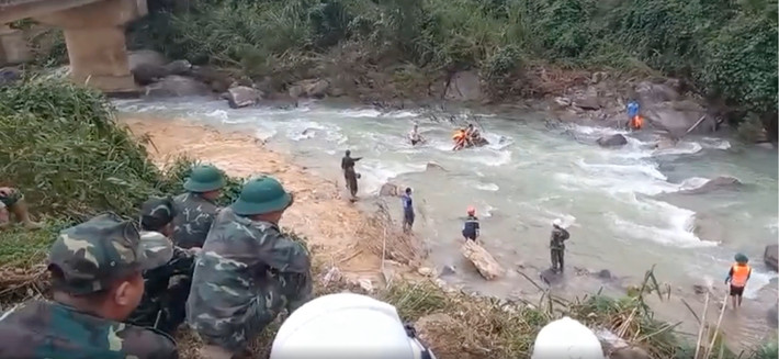 Ngày 15/10, thời tiết đã ngừng mưa thuận lợi hơn cho công tác tìm kiếm nạn nhân mất tích.