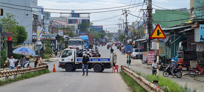 Lực lượng cảnh sát giao thông thực hiện chốt chặn ở hai đầu cầu.