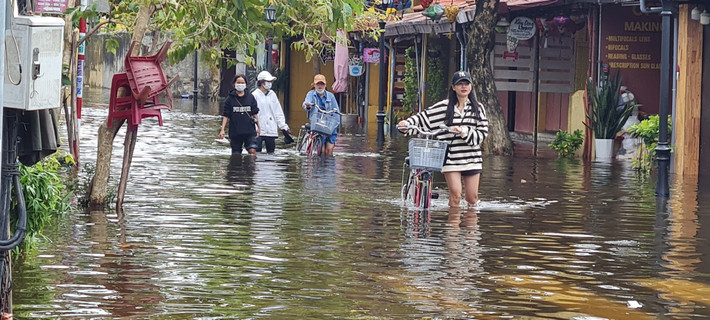 Xe đạp chỉ để dắt bộ khi nước đã lên đến gối.