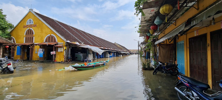Chợ Hội An ngập sâu trong nước.
