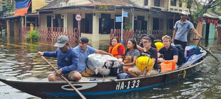 Không chỉ người dân, cả du khách đến Hội An những ngày này cũng phải theo dõi sát sao tình hình mưa lũ.