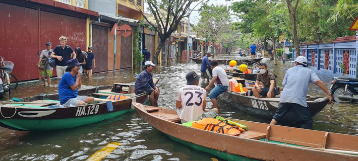 Thuyền đậu ngoài sông giờ tràn vào khắp phố chờ khách.