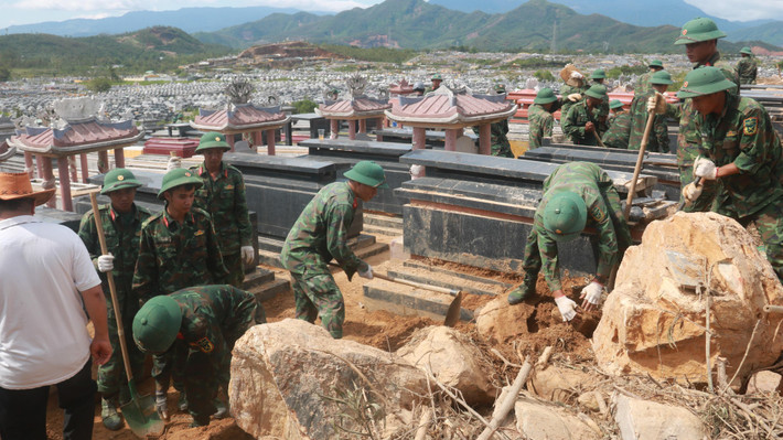 ác cán bộ, chiến sĩ phải dùng tay bốc dỡ từng hòn đá, viên gạch để tìm kiếm những ngôi mộ dưới những đổ nát.
