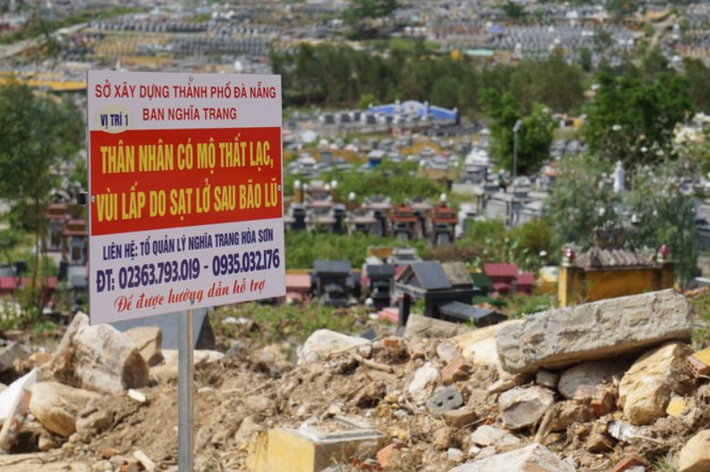 Chính quyền thành phố đã cắm bảng thông tin tại nghĩa trang để tiện hỗ trợ cho người dân có mộ thất lạc, vùi lấp.