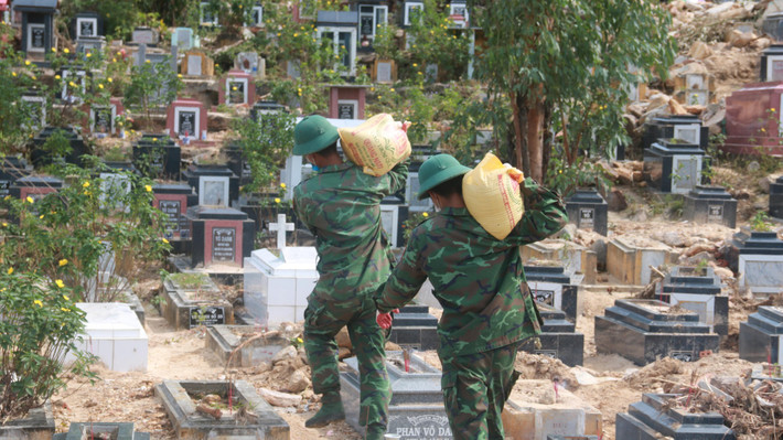 à vận chuyển đất, cát tại khu vực sạt lở.