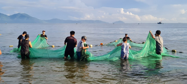 uổi kéo lưới thường có sự tham gia của nhiều người, cả nam lẫn nữ ở nhiều độ tuổi khác nhau.